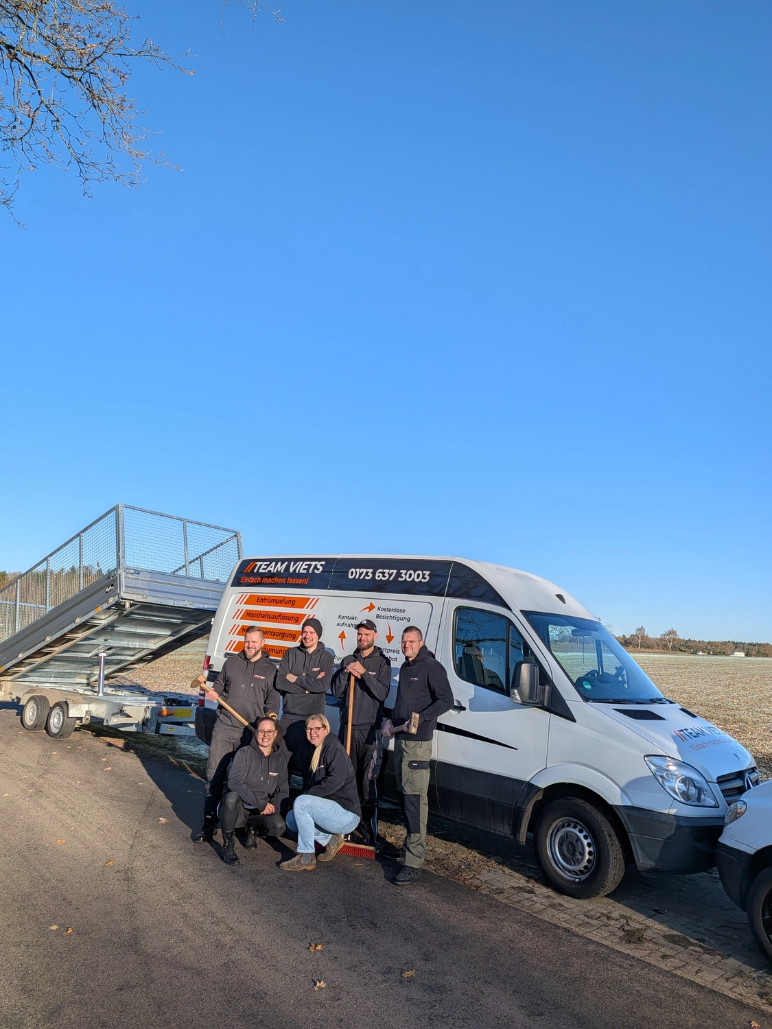Team Viets - Haushaltsauflösung - Gruppenfoto des Teams vor den Firmenwagen