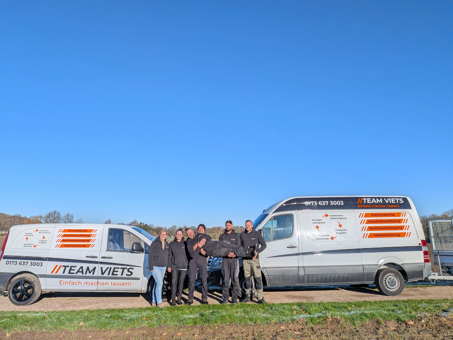 Team Viets - Haushaltsauflösung - Gruppenfoto des Teams vor den Firmenwagen